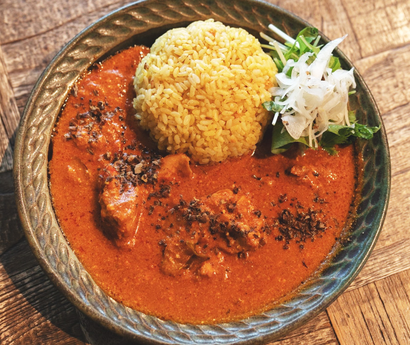 ホーリーバジルと越のルビーの<br/>バターチキンカレー - 本道坊