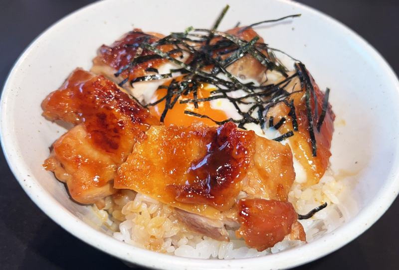 鳥八自家製<br/>タレ温玉のせ照り焼き丼 - 鳥八